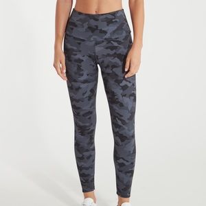 💫SOLD💫Onzie Grey Camo Leggings